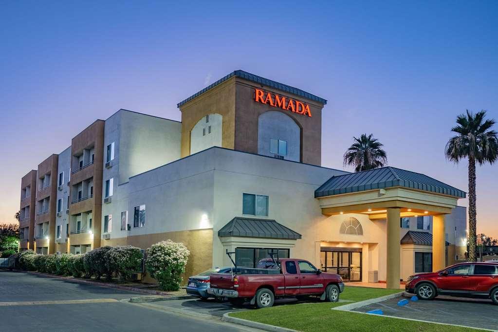 Ramada By Wyndham Bakersfield Hotell Exteriör bild