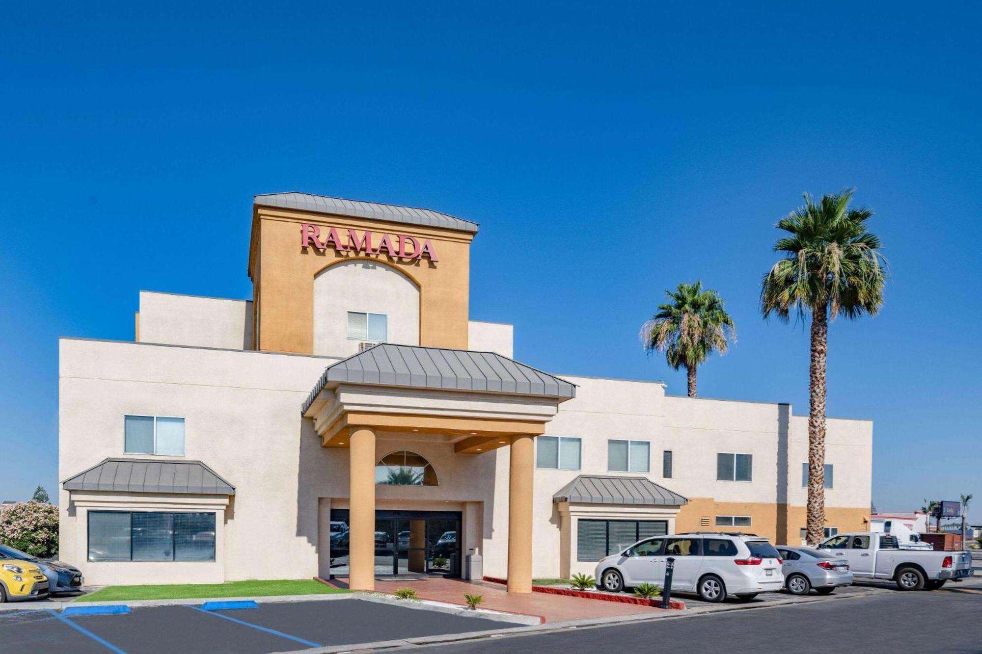 Ramada By Wyndham Bakersfield Hotell Exteriör bild