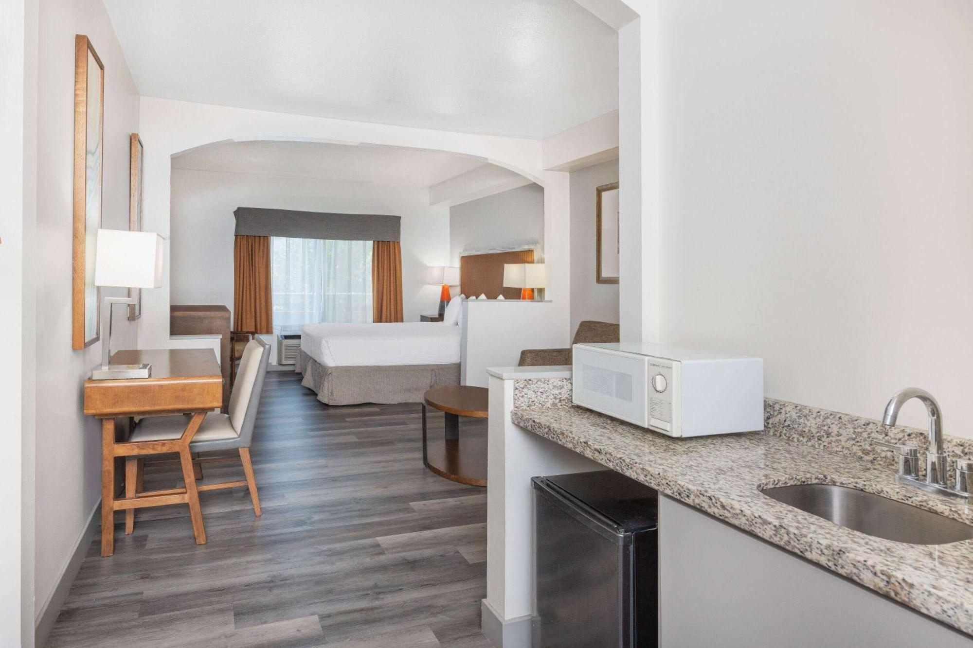 Ramada By Wyndham Bakersfield Hotell Exteriör bild