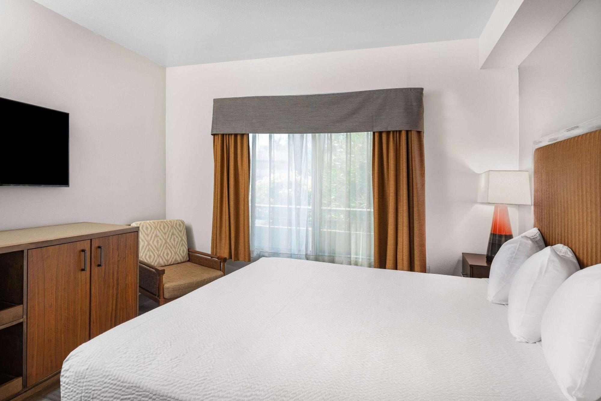 Ramada By Wyndham Bakersfield Hotell Exteriör bild