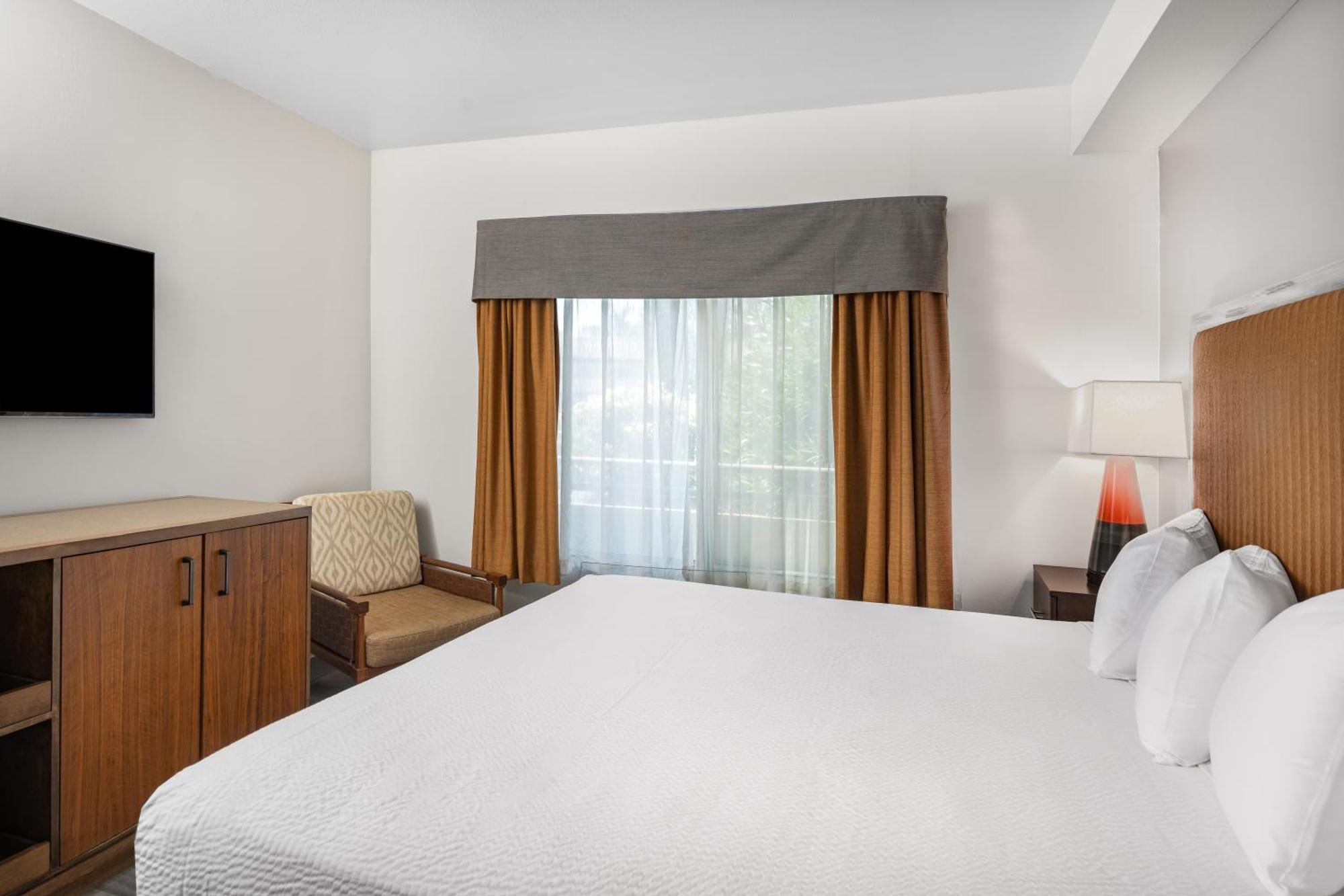 Ramada By Wyndham Bakersfield Hotell Exteriör bild