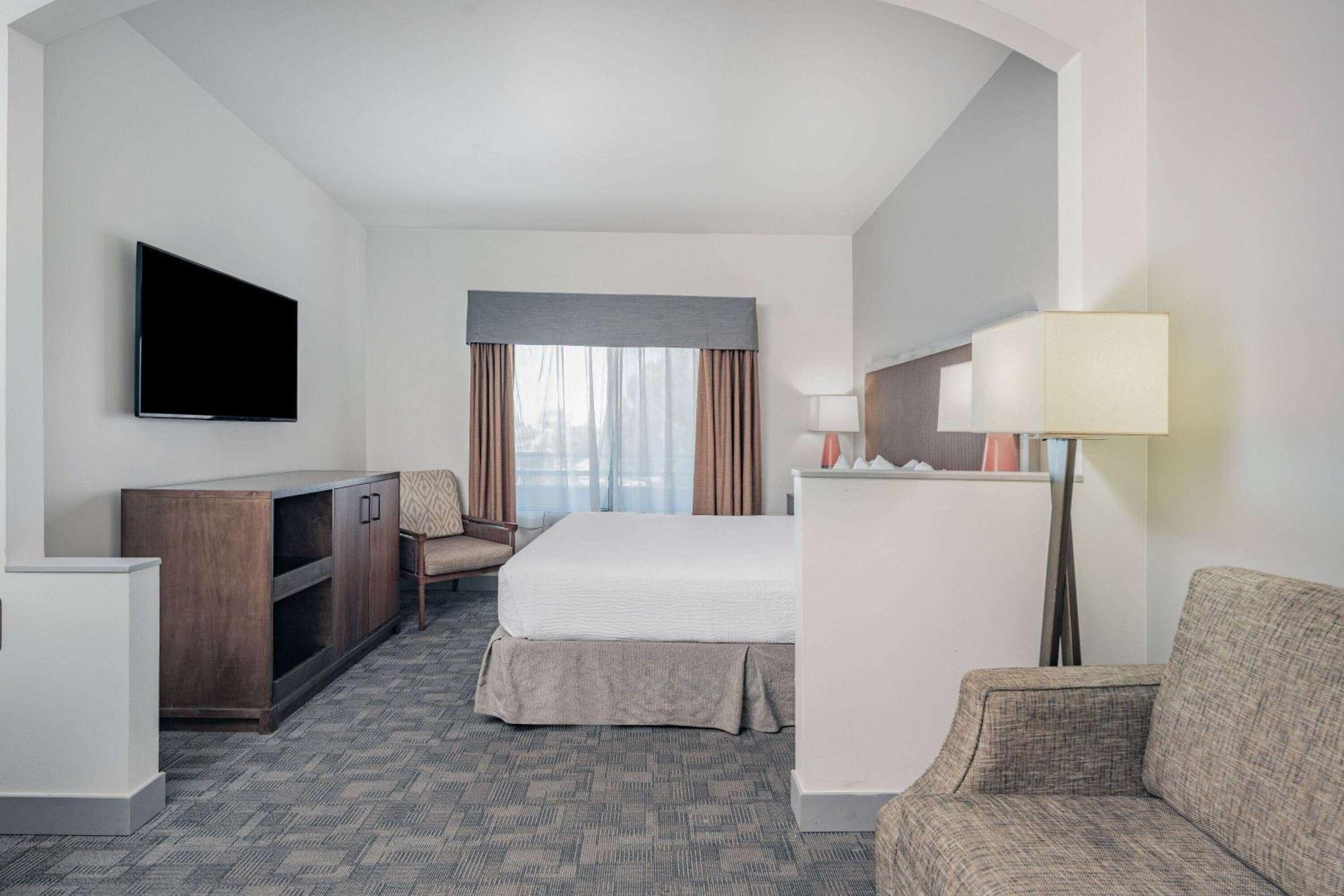 Ramada By Wyndham Bakersfield Hotell Exteriör bild