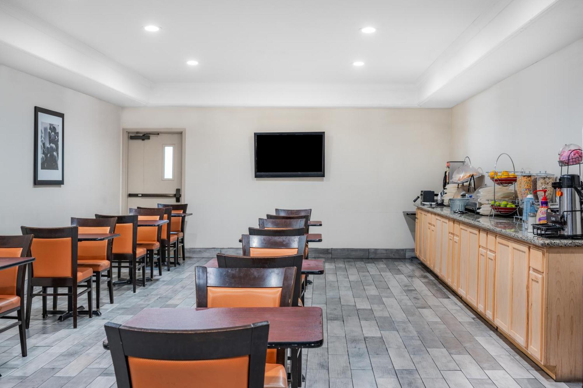 Ramada By Wyndham Bakersfield Hotell Exteriör bild