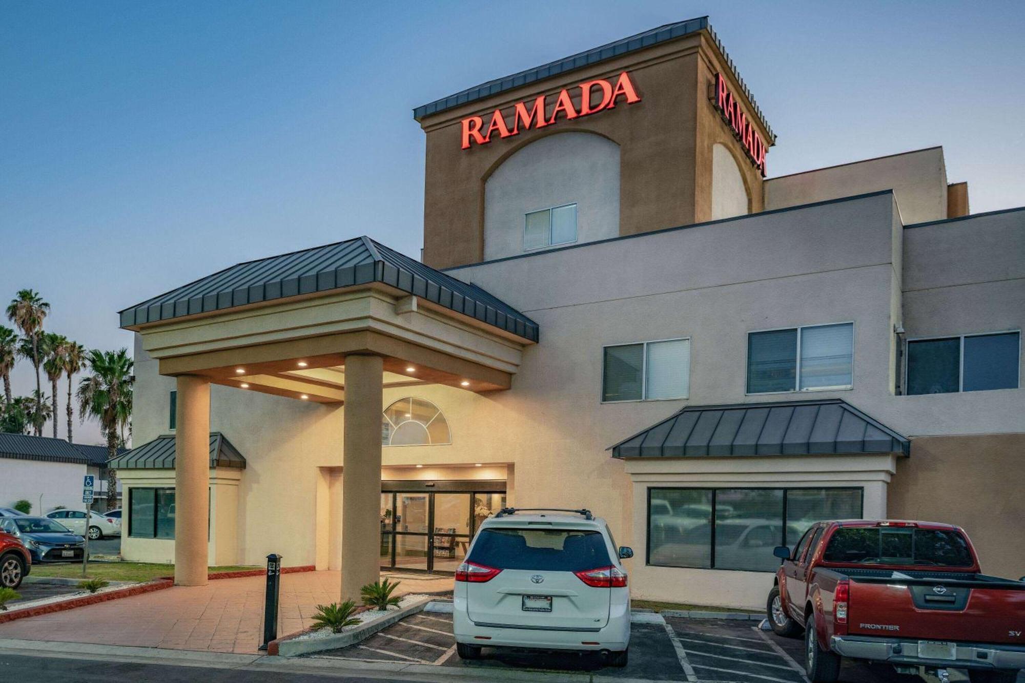 Ramada By Wyndham Bakersfield Hotell Exteriör bild