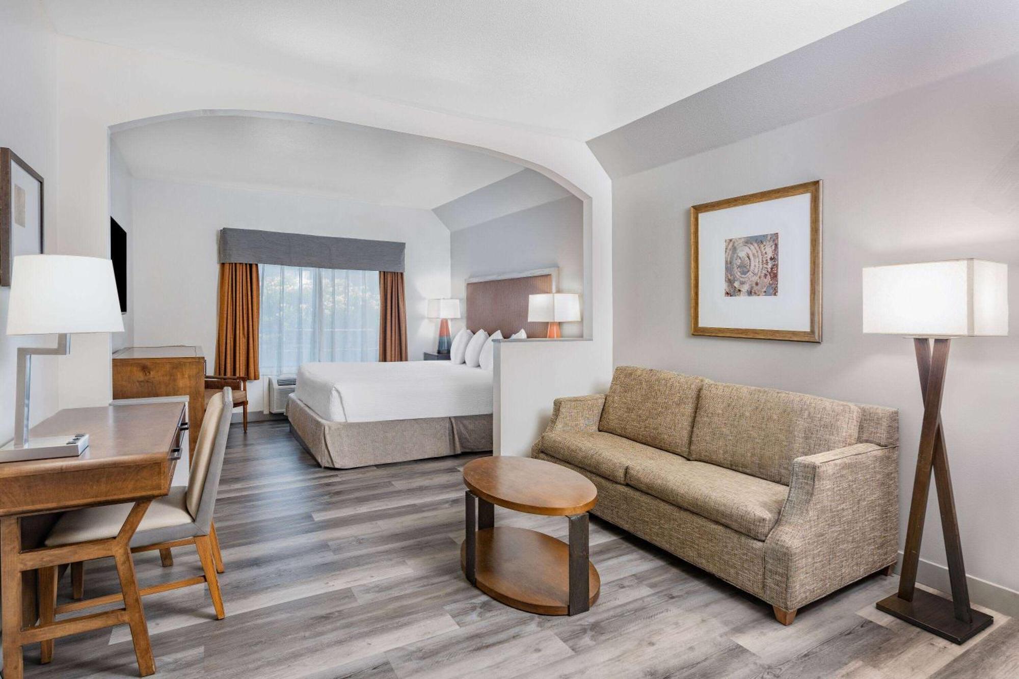 Ramada By Wyndham Bakersfield Hotell Exteriör bild
