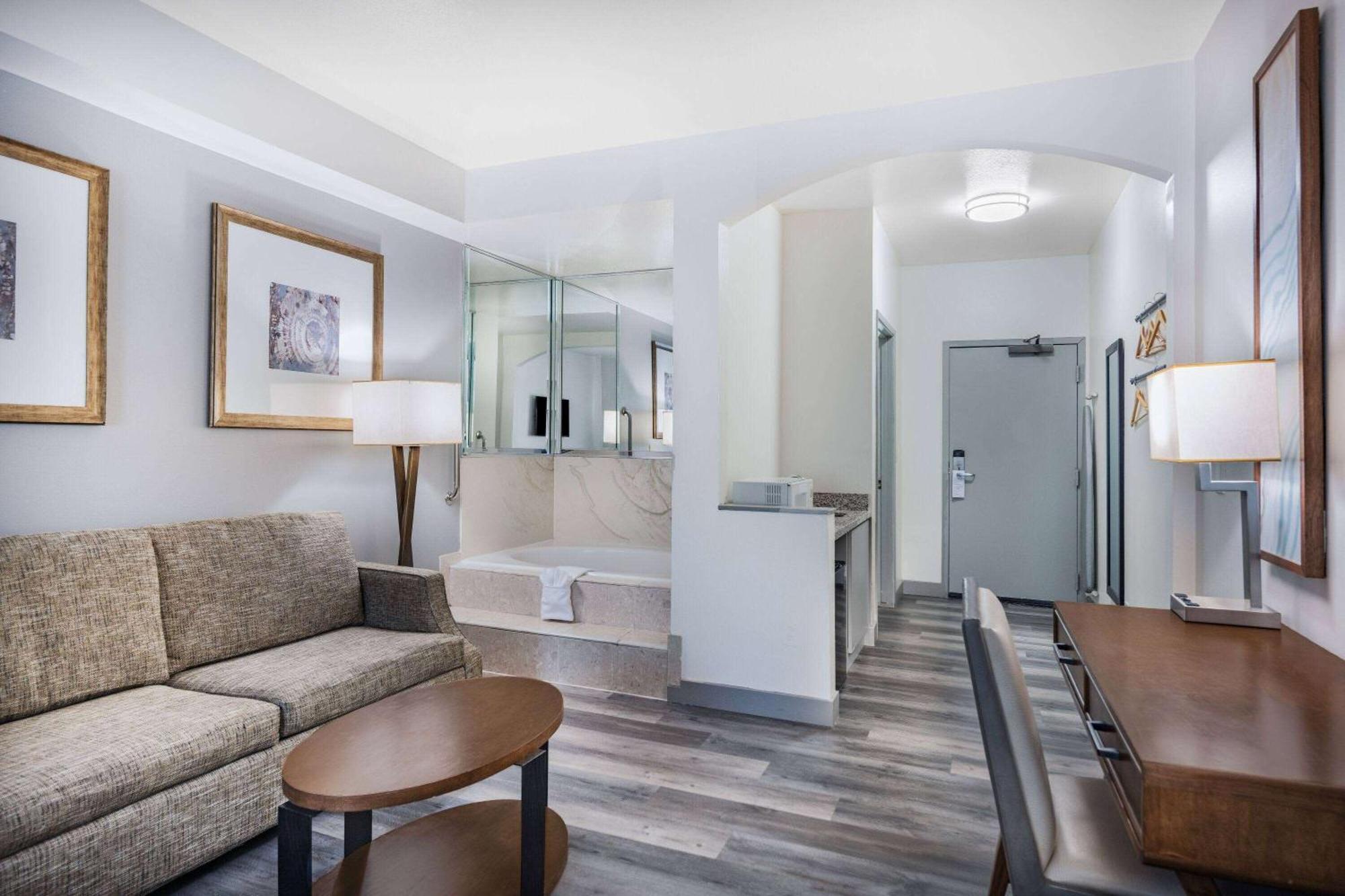 Ramada By Wyndham Bakersfield Hotell Exteriör bild
